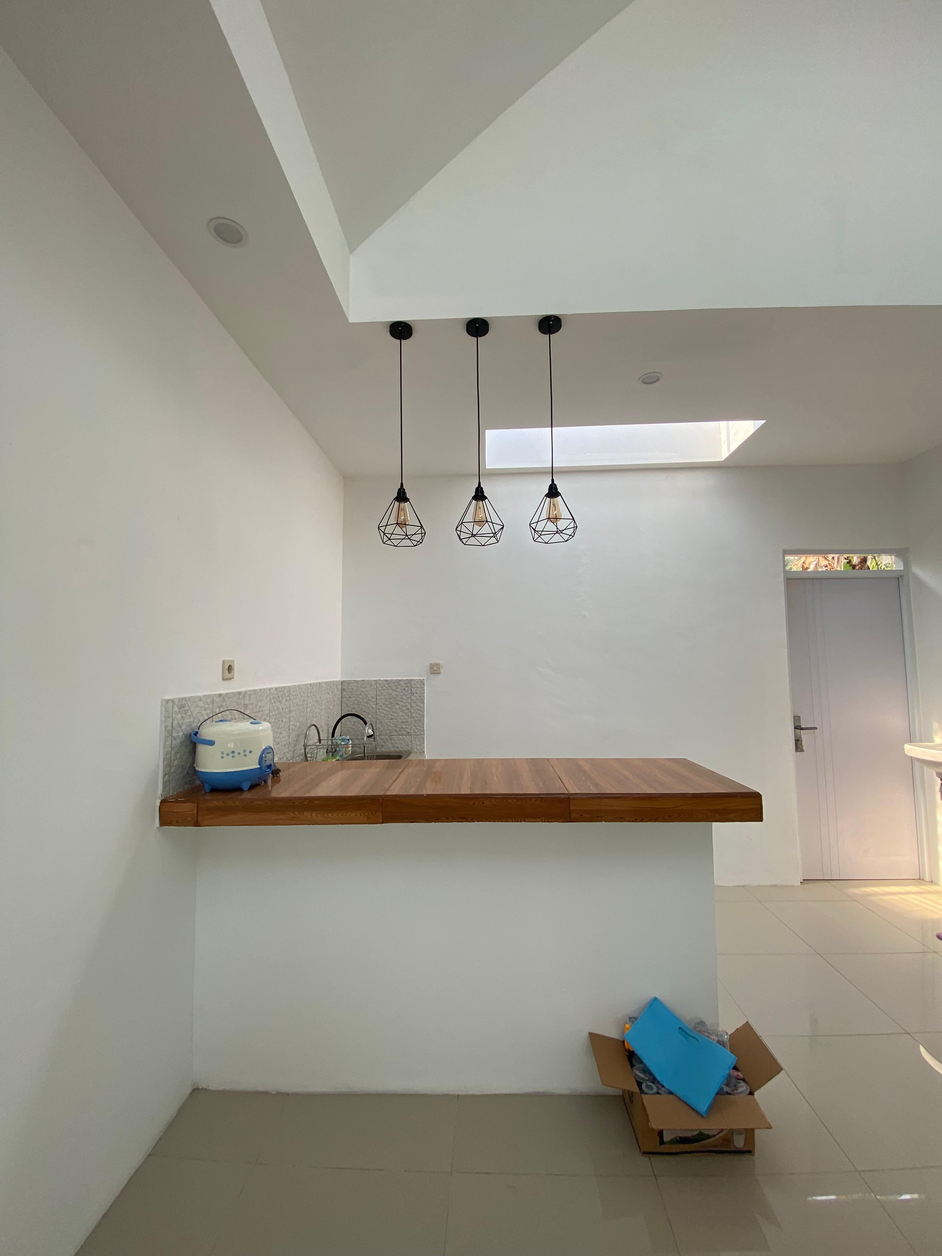 Interior dapur Cilame Living Garden — kitchen bar dengan skylight